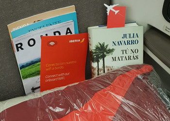 Sorprendemos a los clientes del vuelo a Chile con la última novela de Julia Navarro