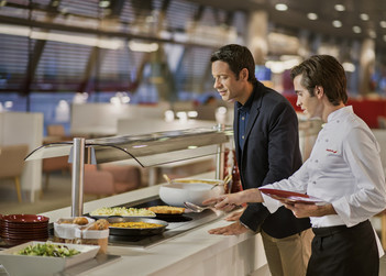 Atención a pasajeros más sostenible en vuelo y Premium Lounges de Madrid