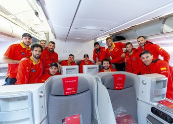 Sorprendemos a la Selección Española de Baloncesto en el vuelo a Shanghái