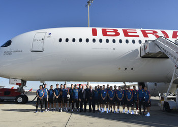 La Selección Española de Fútbol visita el A350 de Iberia que lleva su nombre