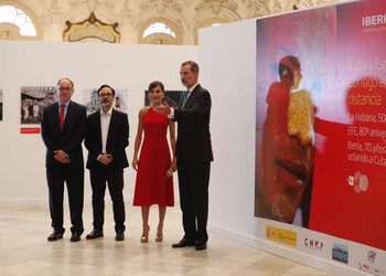 Los Reyes inauguran la exposición de Iberia, EFE y Prensa Latina “Cuba y España: Contigo en la distancia”