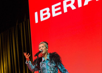 Nella, la intérprete de la canción “Volando” de Iberia, gana el Grammy Latino como Mejor Nuevo Artista