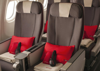 Iberia repatria a españoles por el mundo, y dona más de 6.000 edredones al nuevo hospital de IFEMA y otras 5.500 batas sanitarias al Gregorio Marañón