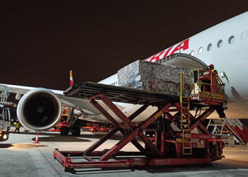 El primer avión del Corredor Aéreo Sanitario ha llegado ya a España con 3 millones de mascarillas para hospitales