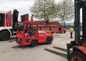 Tractores y carros de equipaje de Iberia para el hospital de la Fira de Barcelona