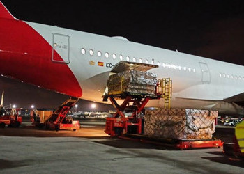 El Corredor Aéreo Sanitario ha traído hoy 6 millones más de mascarillas y caudalímetros para oxígeno medicinal y componentes para hacer respiradores