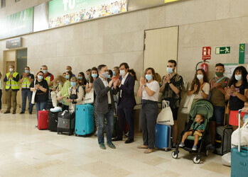 Iberia, Iberia Express y Aena homenajean a un grupo de sanitarios a su llegada a Tenerife