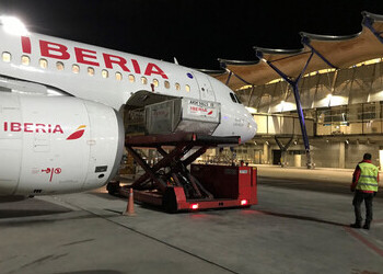 Iberia trae a España las primeras vacunas en vuelos regulares
