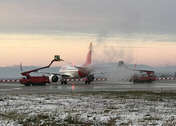 La nieve activa la plataforma de deshielo de Iberia en el aeropuerto de Madrid