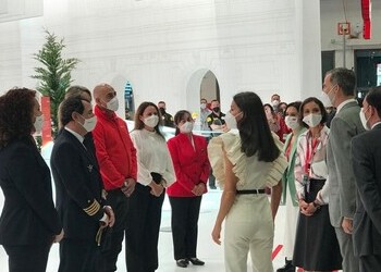 Los Reyes visitan el stand de Iberia en Fitur, en un acto de reconocimiento de la compañía a sus empleados