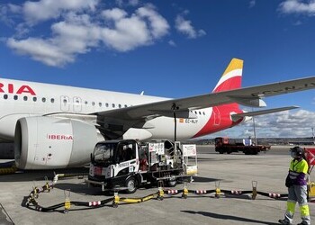 Iberia y Repsol realizan el primer vuelo con biocombustible producido en España con residuos