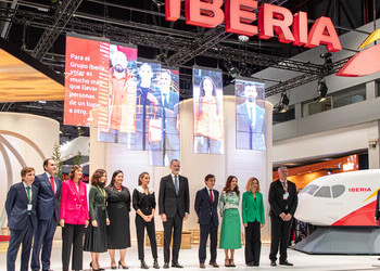 Los Reyes visitan el stand de Iberia en Fitur 2023