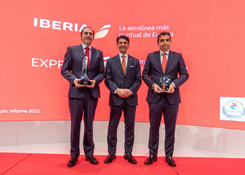 Cirium entrega a Iberia y a Iberia Express el premio a la aerolínea de red y a la low cost más puntuales de Europa en 2022, respectivamente