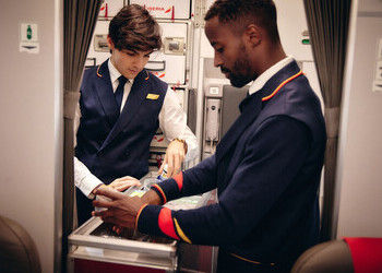 Iberia reducirá este año hasta 200 000 kilos de plástico en sus vuelos