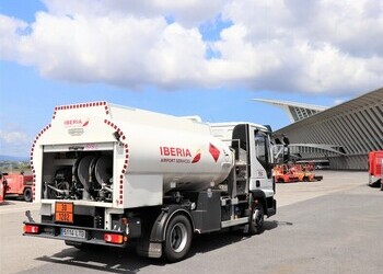 Iberia Airport Services y Repsol utilizan combustible renovable en las actividades de handling del aeropuerto de Bilbao