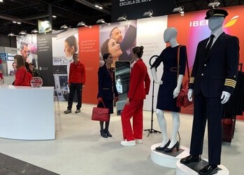 Iberia busca despertar la vocación aeronáutica en AULA