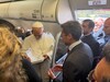 El Papa León XIV recibe un avión en plata de Iberia por parte de Marco Sansavini.