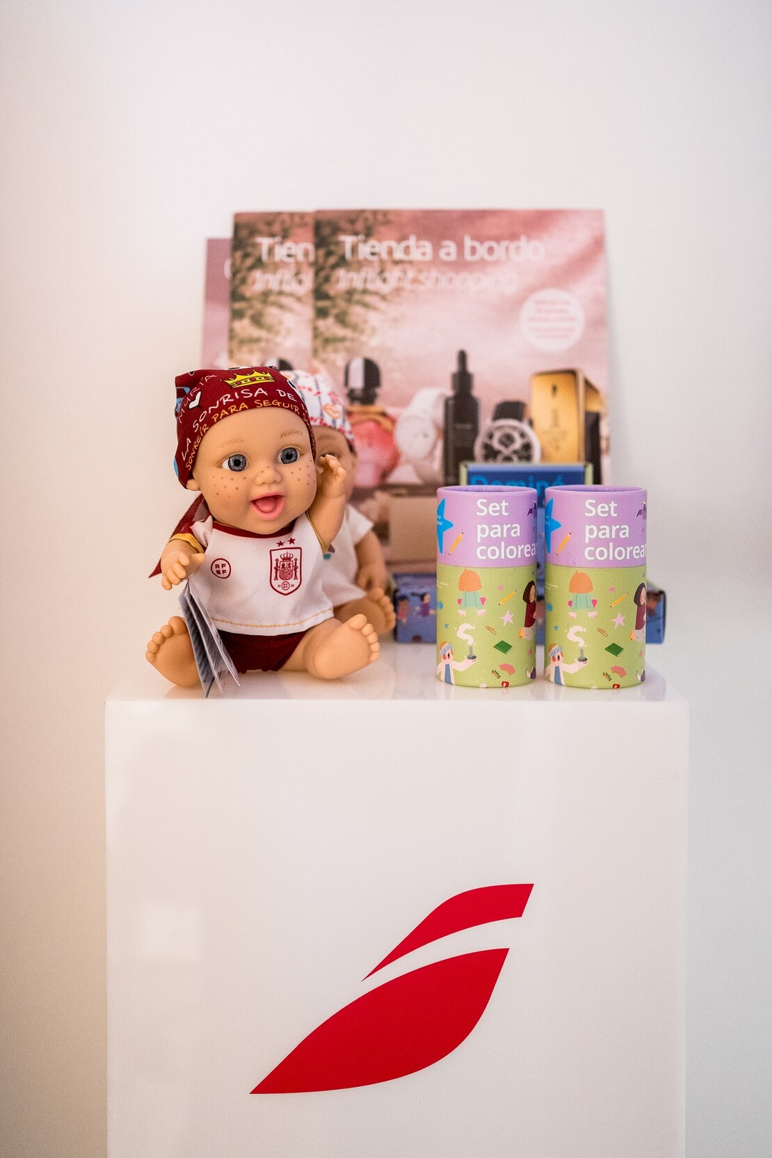 Iberia pone a disposición de sus clientes la venta a bordo de productos solidarios