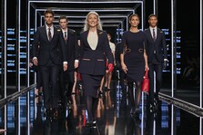 Los uniformes de Iberia diseñados por Teresa Helbig se exponen en el Museo del Traje