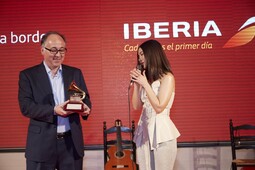 Talento a bordo. Nella ofrece su Grammy a Luis Gallego