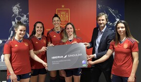 Gabriel Perdiguero entrega la tarjeta Singular a las campeonas del mundo de fútbol