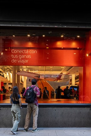 26 de marzo fachada con gente-1