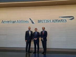 De izquierda a derecha: Robert Isom, CEO de American Airlines; Sean Doyle, CEO de British Airways y Javier Sánchez-Prieto, CEO de Iberia, durante la inauguración en la Terminal 8 del Aeropuerto John F. Kennedy de Nueva York.