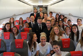 Selección española de fútbol femenino con tripulación