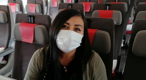 Una pasajera con mascarilla en un vuelo de Iberia