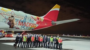 La tripulación y el equipo de handling de Madrid, listos para operar el primer vuelo con Guayaquil