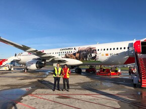 A321 Cantabria y personal de la escala