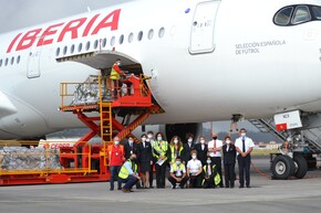 Equipo de Iberia en Tenerife Norte delante del A350