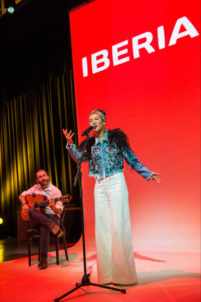 Nella canta 'Volando'