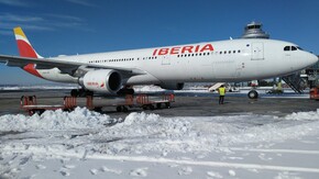 Avión de Iberia con la nevada de Barajas