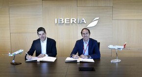 Imagen de Juan Carlos Zuazua, CEO de Viva Aerobus, y Javier Sánchez-Prieto, CEO de Iberia, durante la firma del acuerdo entre ambas aerolíneas