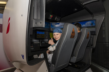 Pacientes pediátricos de la Clínica Universidad de Navarra se convierten en pilotos por un día en el Espacio Iberia