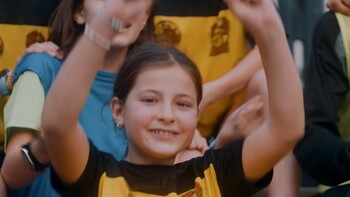 Iberia sorprende a la Selección Española rumbo al Mundial con los consejos de niños y niñas de un club de fútbol de barrio 
