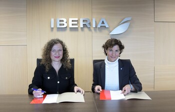 Iberia firma un convenio con ACNUR para facilitar la reunificación en España de familias refugiadas