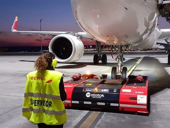 Vehículos eléctricos, dirigidos por control remoto para mover los aviones de Iberia en Madrid y Barcelona
