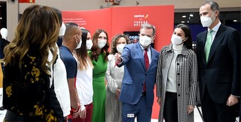 Los Reyes visitan el stand de Iberia en Fitur, donde les esperaban varios representantes del proyecto Talento a bordo