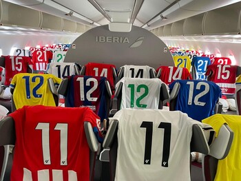 350 camisetas de 20 equipos de LALIGA para los clientes del vuelo IB6585 de Iberia a Bogotá
