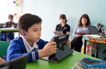 Iberia y ProFuturo, un año de colaboración para impulsar la innovación educativa en escuelas vulnerables de América Latina