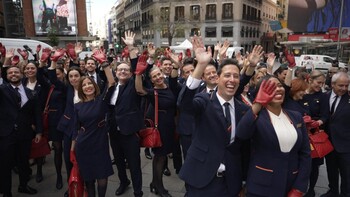 Un centenar de tripulantes de Iberia se reúnen en la Gran Vía de Madrid para celebrar el Día Internacional de los TCP