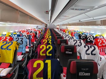 Los clientes de Iberia disfrutan de la emoción de “ELCLÁSICO de LALIGA EA SPORTS” a 30 000 pies de altura