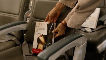 Iberia y Editorial Planeta sorprenden a los pasajeros del Puente Aéreo con los libros que se firman en Sant Jordi  