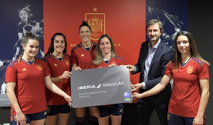 Gabriel Perdiguero entrega la tarjeta Singular a las campeonas del mundo de fútbol