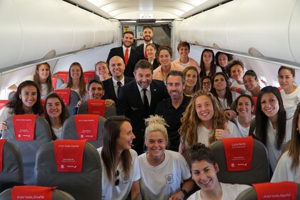 Selección española de fútbol femenino con tripulación