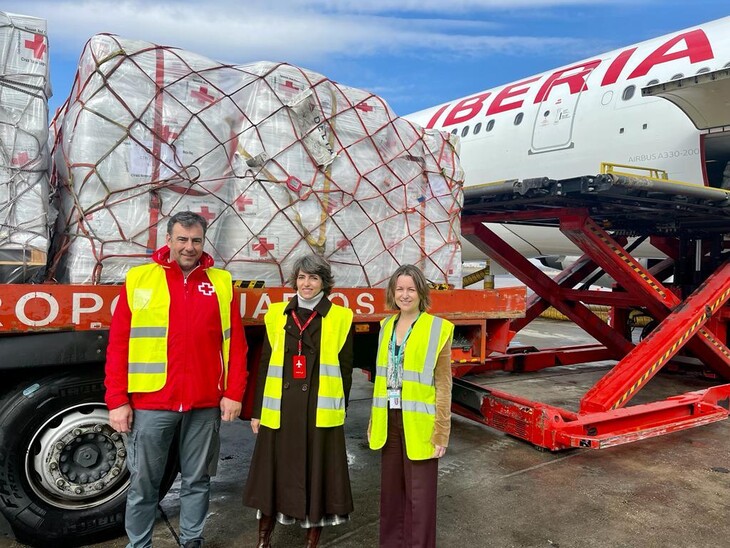 De izq. a dcha.: Íñigo Vila, Director de Emergencias y Socorros de Cruz Roja Española; Teresa Parejo, directora de Sostenibilidad de Iberia; e Idoia Martínez Temiño, Directora Comercial IAG Cargo para España y Portugal