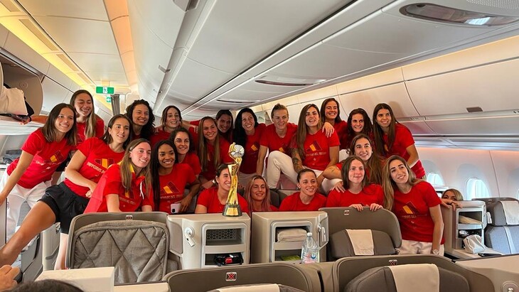 Campeonas con Copa del Mundo a bordo